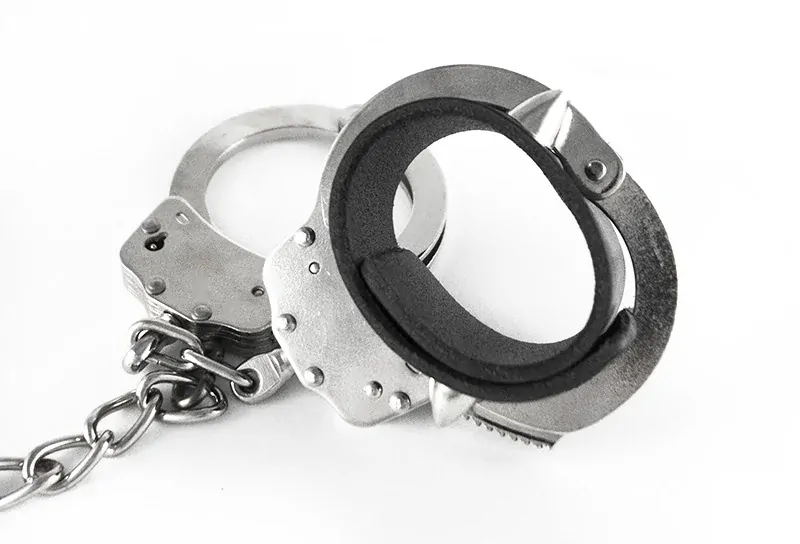 Polstrování policejních pout kotníky