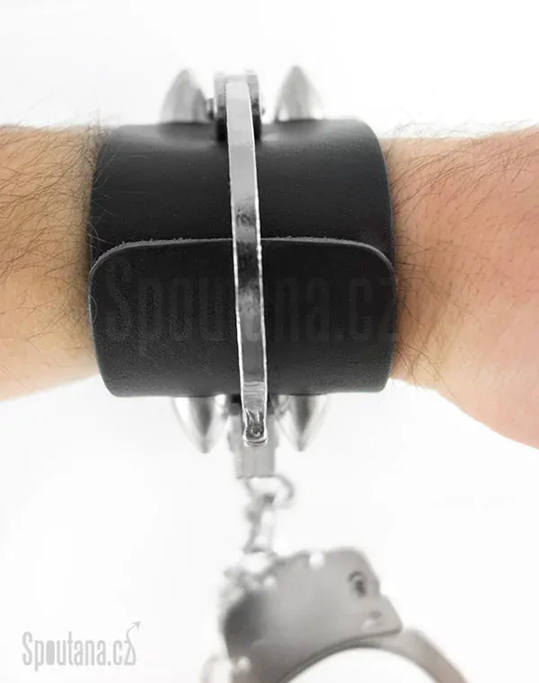 Polstrování policejních pout kotníky