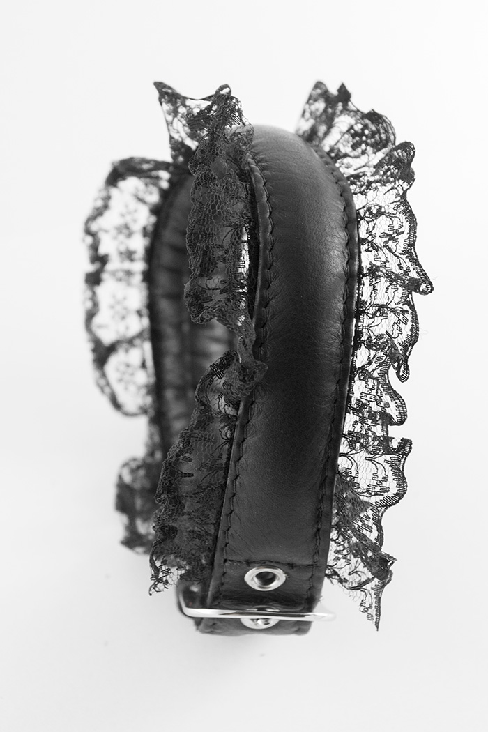 Kožený Fetish Obojek s Černou Krajkou "Giran"  - S/M uzamykatelná přezka - Vyrobený