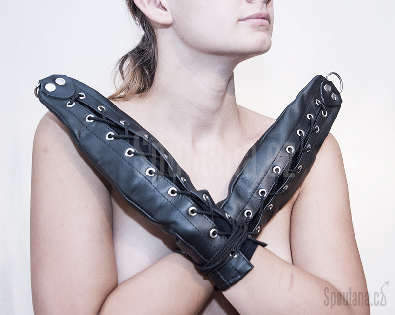 Kožené stahovací BDSM rukavice