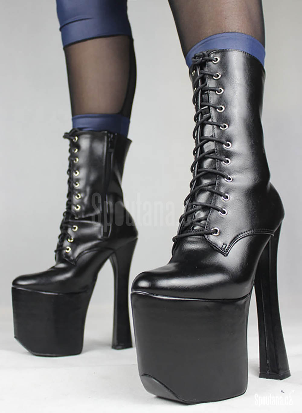 Černé šněrovací boty s úzkým podpatkem