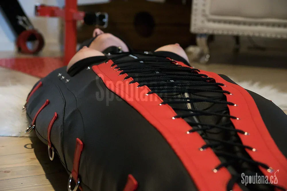 Striktní BDSM Vak na Tělo se Šněrovačkou - vyrobený