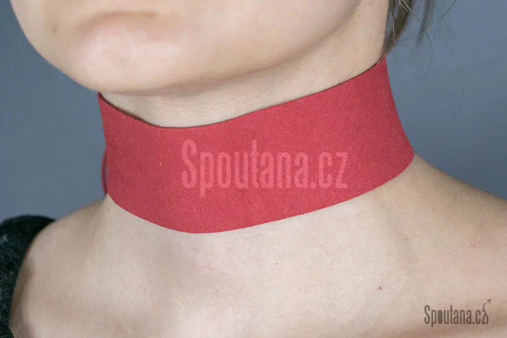 Náhrdelník se šněrovačkou - červený - doprodej