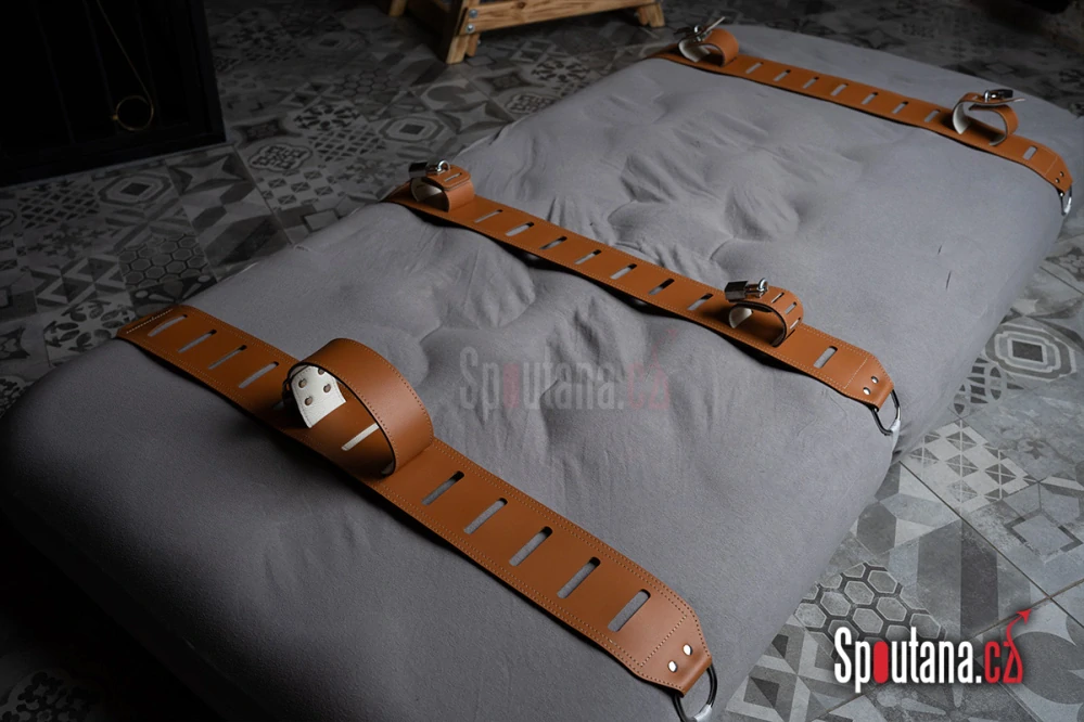 Kožený Upínací Bondage Pás na Postel - hnědý