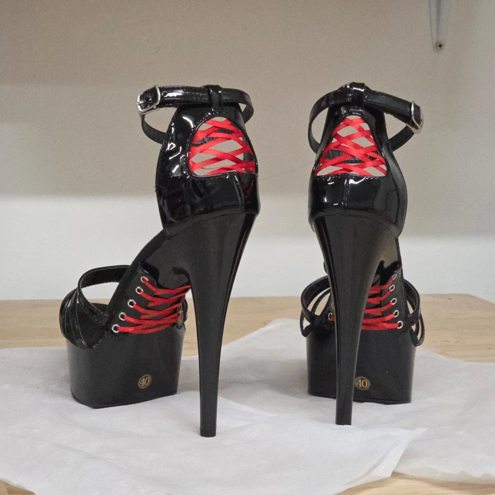 Černé sandály s pásky a kontrastním šněrováním - doprodej