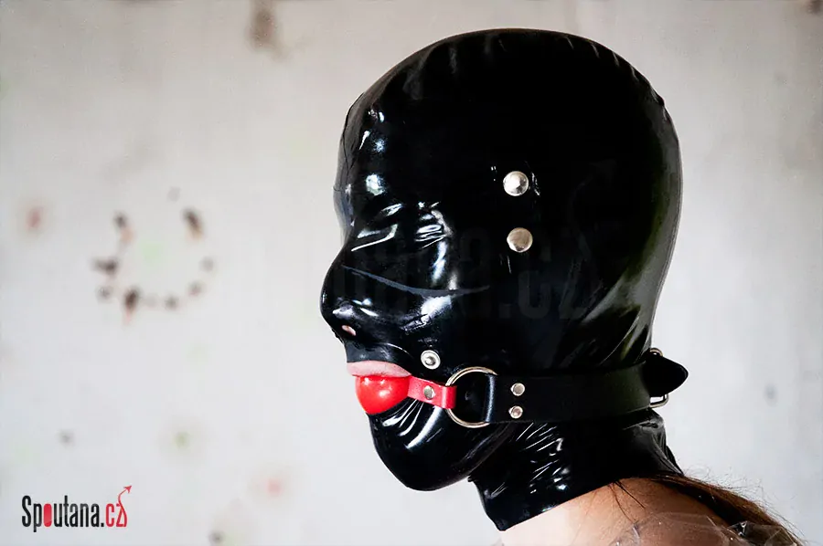 Černá latexová kukla s odepínací škraboškou S/M 