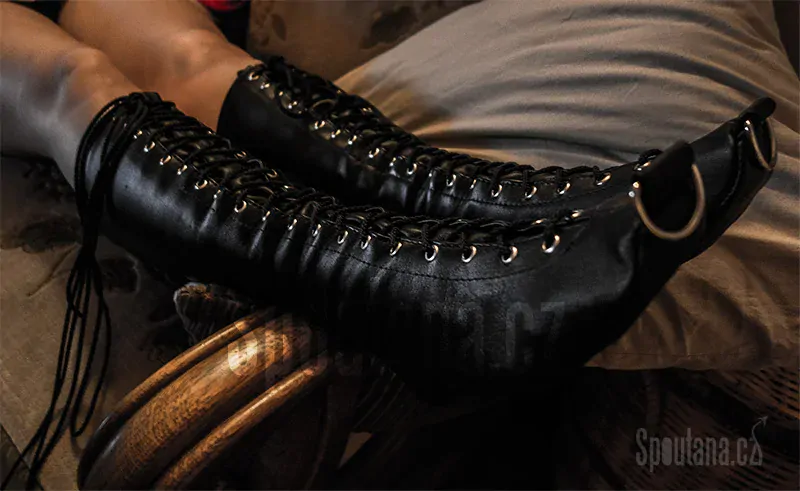 Kožené striktní bondage botky