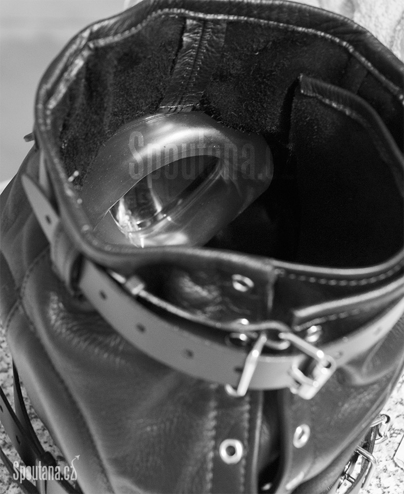 Kožená deprivační kukla s náústkem