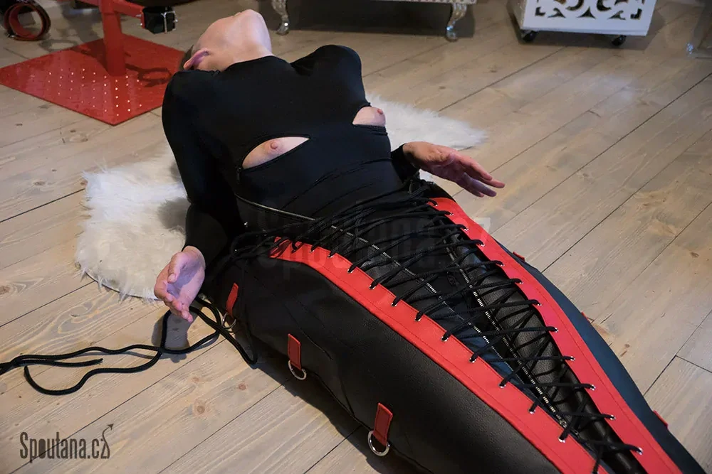 Striktní BDSM Vak na Tělo se Šněrovačkou - vyrobený