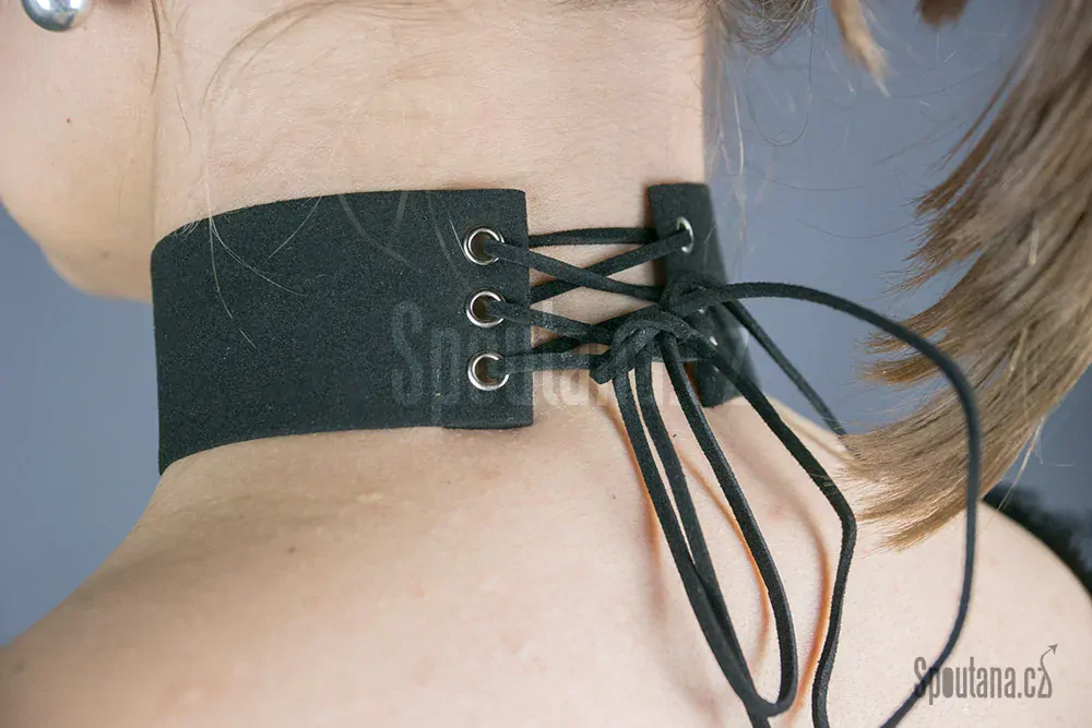 Náhrdelník se šněrovačkou - černý  - doprodej