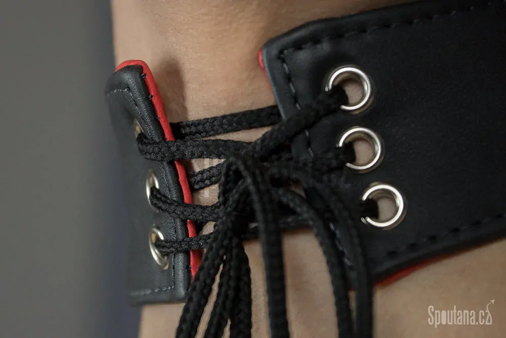 Kožený Jemný Obojek se Šněrovačkou - červeno/černý