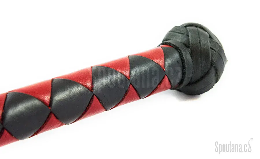 Kožený pletený bičík (červeno-černý)