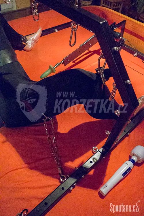 Kovový bondage rám pro fixaci těla
