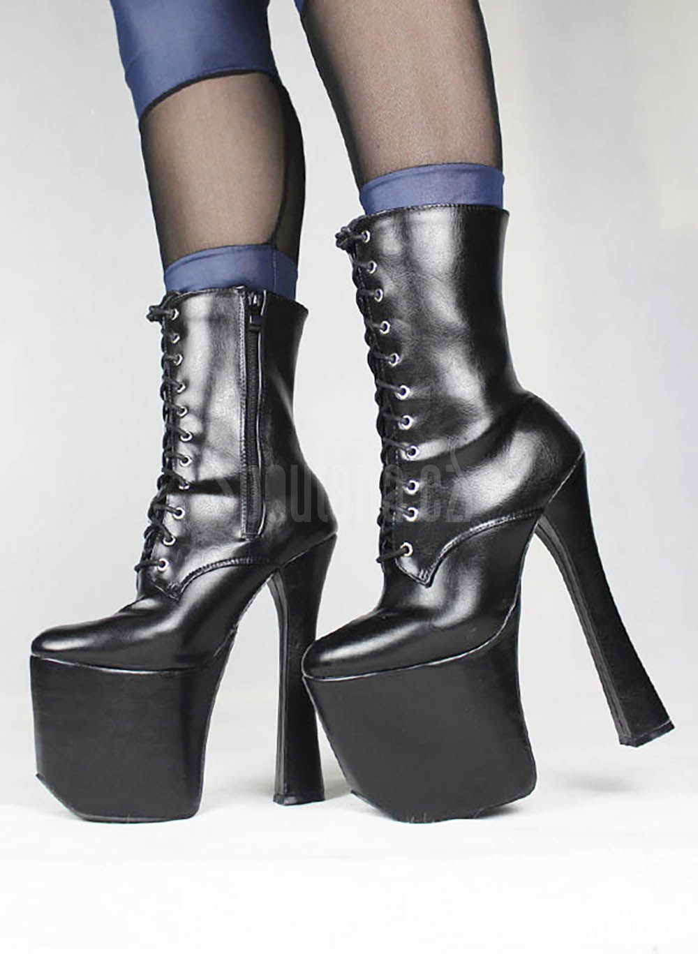 Černé šněrovací boty s úzkým podpatkem