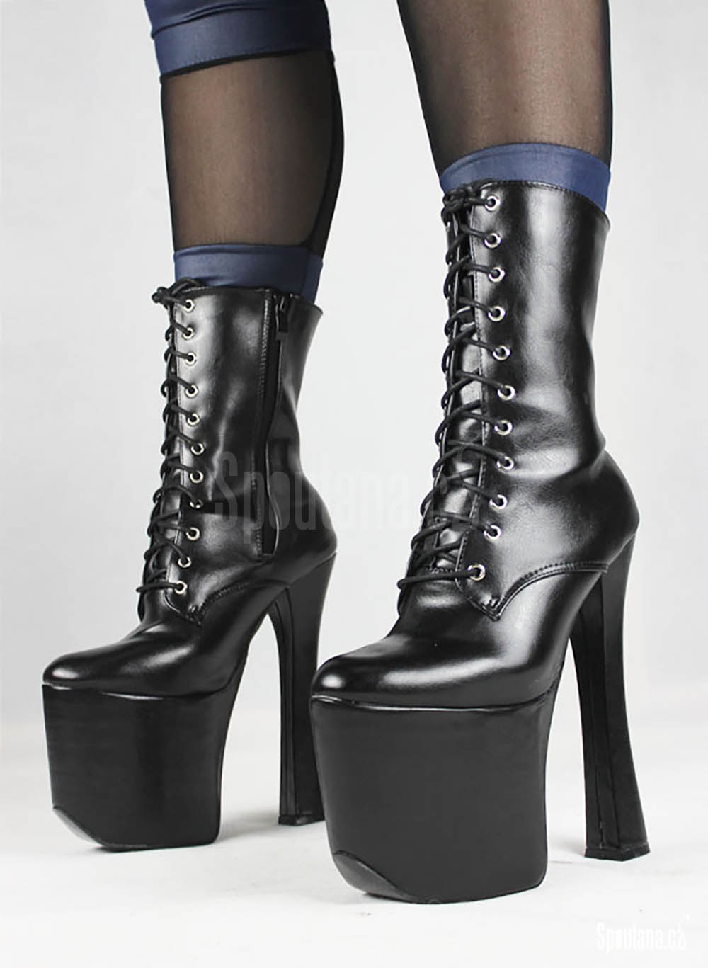 Černé šněrovací boty s úzkým podpatkem