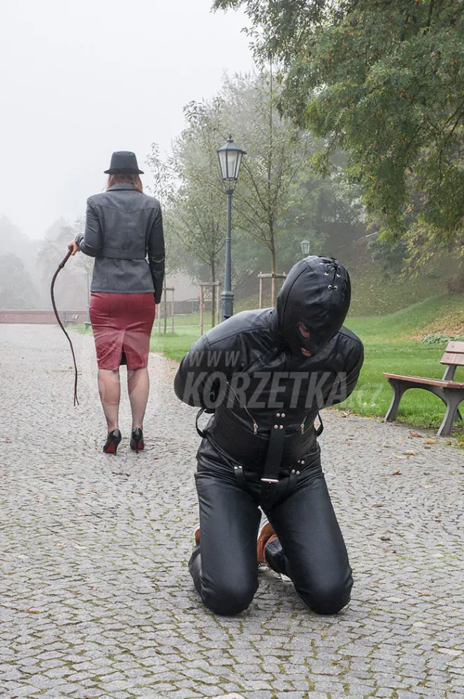 Striktní kožená  kazajka