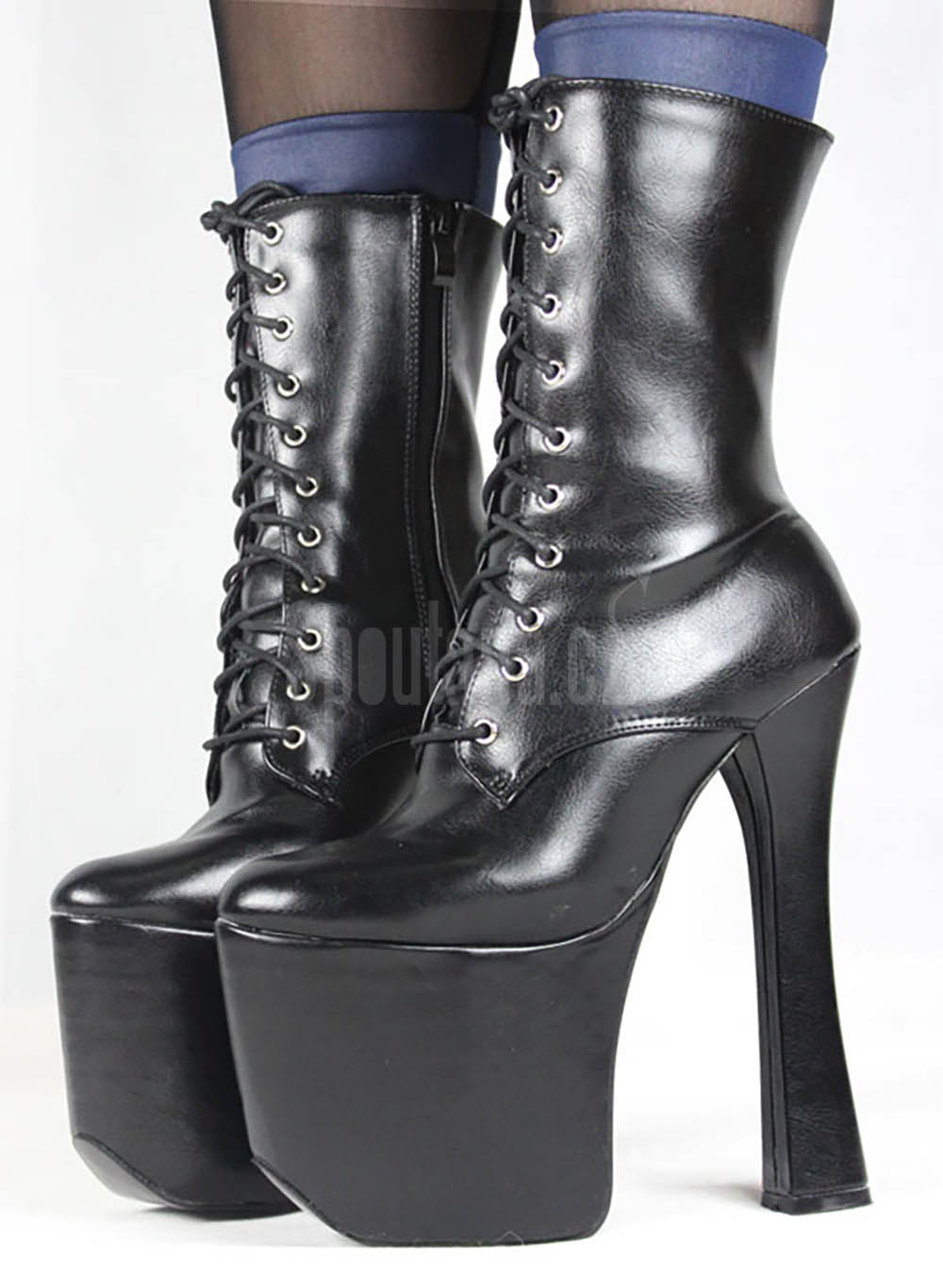 Černé šněrovací boty s úzkým podpatkem