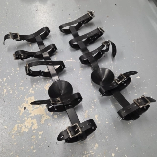 Kovový BDSM propínák chodidel - černý - výprodej